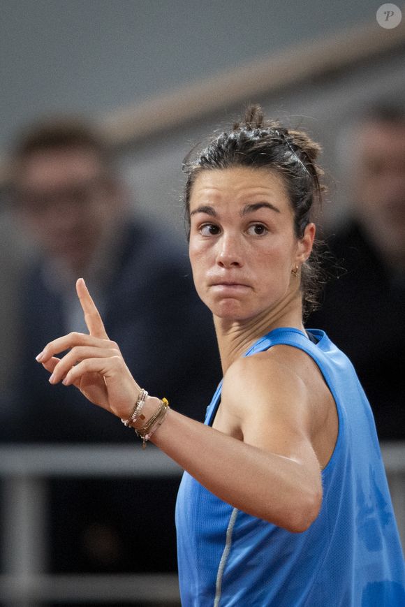 Loïs Boisson avait alors choisi de réagir avec humour sur Instagram, posant un déodorant Dove en main : “Dove, visiblement, on doit collaborer”. 

La française Loïs Boisson remporte le quart de finale face à M.Andreeva lors des internationaux de France de Tennis de Roland Garros 2025 (Jour 11), à Paris, France, le 4 juin 2025. © Jacovides-Moreau/Bestimage
