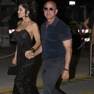 Quelques semaines seulement après son mariage avec Lauren Sánchez, Jeff a rendu hommage à sa mère, soulignant l’amour et la protection qu’elle a toujours offerts à sa famille.

Saint-Tropez, FRANCE – Jeff Bezos et Lauren Sanchez ont été aperçus quittant le restaurant Cherry à Saint-Tropez après un dîner tardif, Lauren attirant tous les regards dans une robe transparente audacieuse. © Aissaoui Nacer / BACKGRID