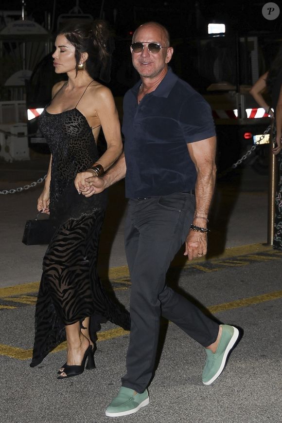 Quelques semaines seulement après son mariage avec Lauren Sánchez, Jeff a rendu hommage à sa mère, soulignant l’amour et la protection qu’elle a toujours offerts à sa famille.

Saint-Tropez, FRANCE – Jeff Bezos et Lauren Sanchez ont été aperçus quittant le restaurant Cherry à Saint-Tropez après un dîner tardif, Lauren attirant tous les regards dans une robe transparente audacieuse. © Aissaoui Nacer / BACKGRID