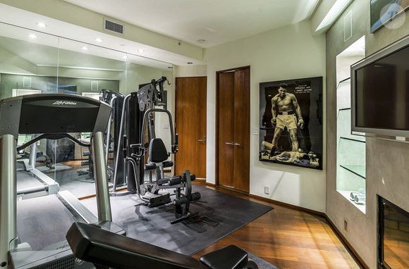 Exclusif - Cyril Hanouna vend la maison qu'il avait achetée à Hollywood Hills.