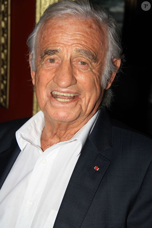 Un clan qui n'aurait pas échappé aux tensions, après la mort de l'acteur, survenue le 6 septembre 2021. Dans son numéro du 24 octobre 2024, "Paris Match" témoignait en effet d'une "déchirure" au sein de la famille. 

Jean-Paul Belmondo - Michou fête son 88ème anniversaire dans son cabaret avec ses amis à Paris le 18 juin 2019. © Philippe Baldini/Bestimage