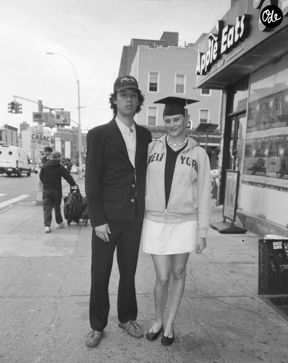 Si on ne sait pas précisément quelles études elle suit, la jeune femme a partagé récemment une photo de sa remise de diplôme de l'université NYU Gallatin.

Capture du Instagram de Violette d'Urso