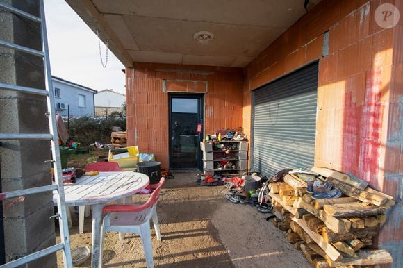 La maison en construction de Delphine Jubillar (Aussaguel) , disparue sans laisser de traces depuis le 16 décembre 2020 à Cagnac les Mines dans le Tarn. Un gendarme et une équipe du service des eaux ont mené des investigations pour chercher des traces dans le réseau raccordé à la maison. Le 7 janvier 2021 © Frédéric Maligne / Bestimage