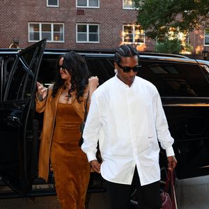 Le rappeur est apparu vêtu d'une chemise blanche Chanel à manches longues, une pièce aussi sobre qu'élégante.

EXCLUSIF New York, NY Rihanna et ASAP Rocky arrivent à l'hôtel Greenwich pour dîner après que le rappeur ait reçu le prix du cinéaste de l'année au festival du film de Tribeca.  

Backgrid USA / Bestimage