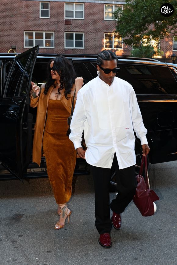 Le rappeur est apparu vêtu d'une chemise blanche Chanel à manches longues, une pièce aussi sobre qu'élégante.

EXCLUSIF New York, NY Rihanna et ASAP Rocky arrivent à l'hôtel Greenwich pour dîner après que le rappeur ait reçu le prix du cinéaste de l'année au festival du film de Tribeca.  

Backgrid USA / Bestimage