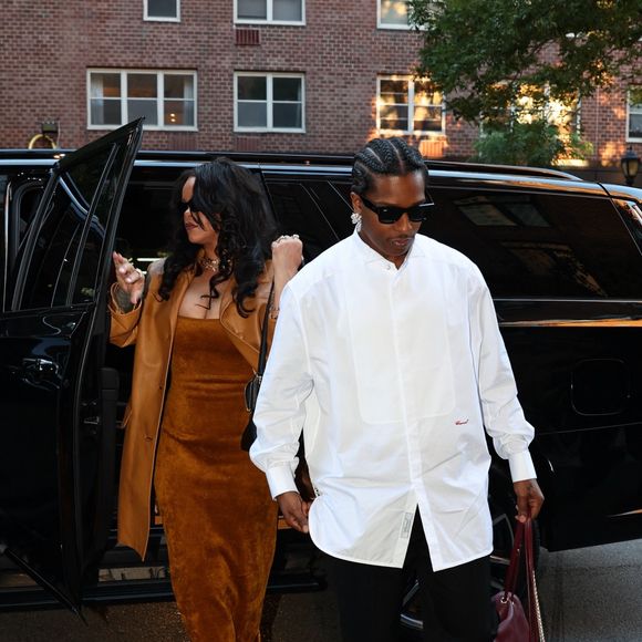 Le rappeur est apparu vêtu d'une chemise blanche Chanel à manches longues, une pièce aussi sobre qu'élégante.

EXCLUSIF New York, NY Rihanna et ASAP Rocky arrivent à l'hôtel Greenwich pour dîner après que le rappeur ait reçu le prix du cinéaste de l'année au festival du film de Tribeca.  

Backgrid USA / Bestimage