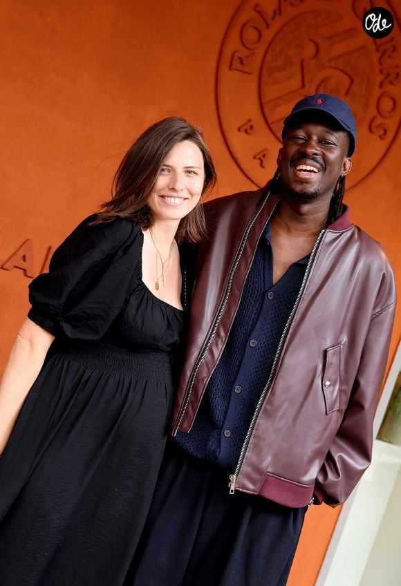 Mory Sacko et sa compagne Emilie Rouquette au village lors des Internationaux de France de Tennis de Roland Garros le 3 juin 2026 © Jacovides / Moreau / Bestimage