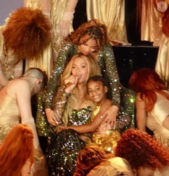 C'est un concert que les Beyhives (noms donnés aux fans de Beyoncé) ne sont pas près d'oublier. 

Beyonce Knowles en concert à Los Angeles dans le cadre de sa tournée "Cowboy Carter". Beyonce a fait monter sur scène ses filles Blue Ivy et Rumi Carter. Backgrid USA / Bestimage