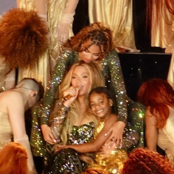 C'est un concert que les Beyhives (noms donnés aux fans de Beyoncé) ne sont pas près d'oublier. 

Beyonce Knowles en concert à Los Angeles dans le cadre de sa tournée "Cowboy Carter". Beyonce a fait monter sur scène ses filles Blue Ivy et Rumi Carter. Backgrid USA / Bestimage