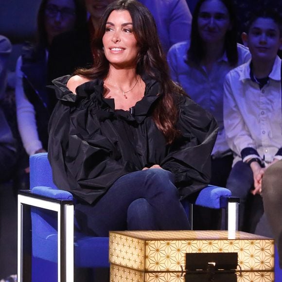 Ainsi que Jenifer !

Exclusif - Jenifer Bartoli - Enregistrement de l'émission "La boîte à secrets 15", au Studio 128 à Saint Denis, présentée par F.Bollaert et diffusée le 17 février 2023 sur France 3
© Christophe Clovis / Bestimage
Pour cette nouvelle émission de La boîte à secrets, F.Bollaert accueille S.Adamo, J.Bartoli et M.Boujenah pour une soirée toujours plus festive et émouvante.
Chaque invité a le plaisir de découvrir des surprises réalisées sur mesure avec la complicité de ses proches. Alors, préparez-vous à découvrir des archives personnelles de nos invités, tenter de retrouver l’identité d’un invité mystère et des images exclusives tournées avec l’entourage des invités...
Joies, émotions, fous rires, retrouvailles et révélations seront au menu de votre soirée. Une invitation à faire la fête et, attention, vous n’êtes pas au bout de vos surprises !