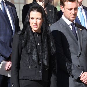 Charlotte Casiraghi et Pierre Casiraghi lors d'une cérémonie de bienvenue pour la visite du Pape Léon XIV le 28 mars 2026 à Monaco. Photo par Jean-Charles Vinaj/ABACAPRESS.COM