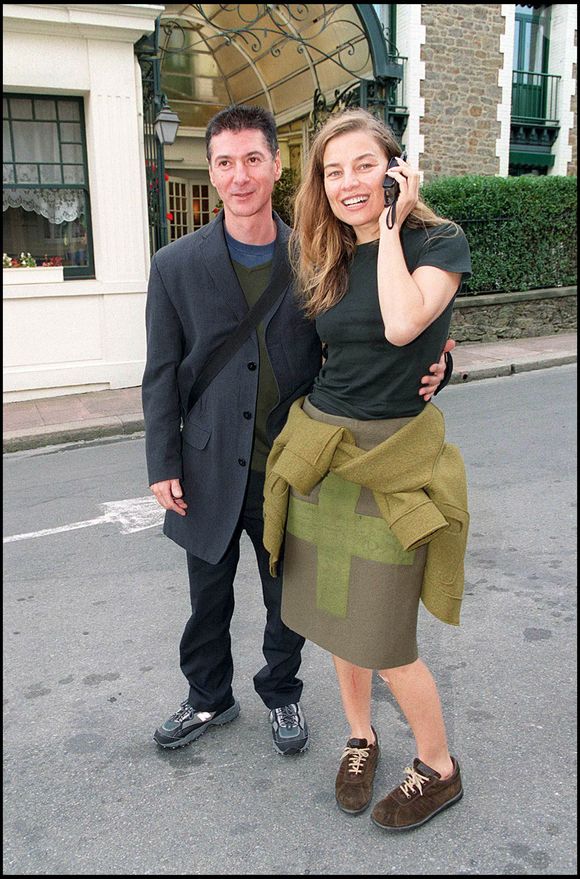 "Quand je l’ai vue, je me suis disloqué complément(...) J’aime tout ce qu’elle fait.”

Etienne Daho et Elli Medeiros au 10e festival du film britannique de Dinard en 2000. © Bestimage