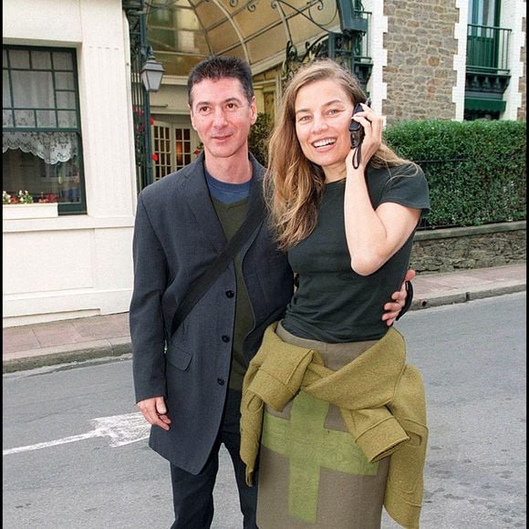 "Quand je l’ai vue, je me suis disloqué complément(...) J’aime tout ce qu’elle fait.”

Etienne Daho et Elli Medeiros au 10e festival du film britannique de Dinard en 2000. © Bestimage
