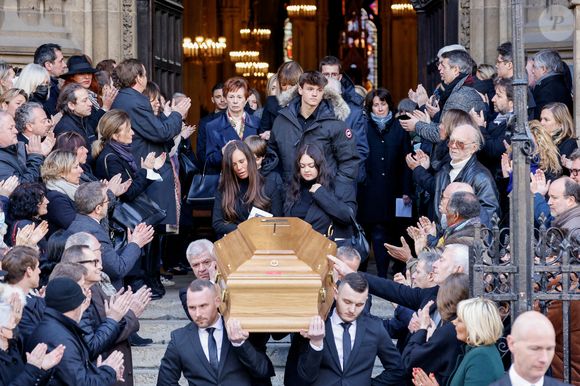 Nathalie Marquay et ses enfants Lou et Tom Dominique Bonnet (première femme de Jean-Pierre Pernaut) - La famille de Jean-Pierre Pernaut à la sortie des obsèques en la Basilique Sainte-Clotilde à Paris le 9 mars 2022. © Cyril Moreau/Bestimage