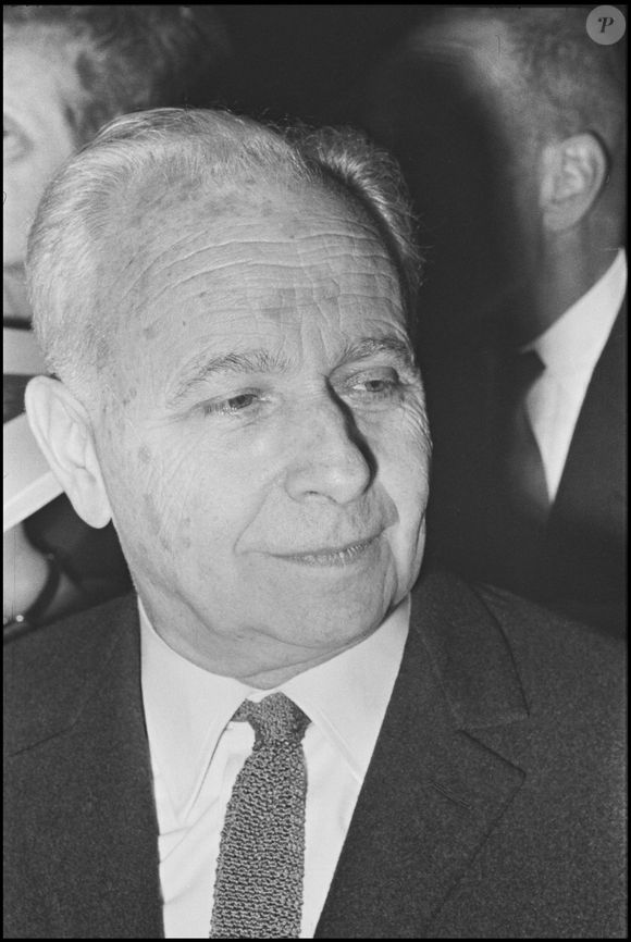 Archive - Louis Aragon lors d'une soirée hommage à Pablo Picasso à Paris en 1964 © Daniel Angeli Bestimage