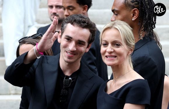 Après cette déconnexion totale, le couple a poursuivi son périple vers des terres plus mystiques, en s'envolant pour l'île de Java.

Gaston Ardisson, Audrey Crespo-Mara et son fils Sékou - Sorties des obsèques de Thierry Ardisson en l’église Saint-Roch de Paris, France, le 17 juillet 2025. 

© Clovis-Jacovides/Bestimage