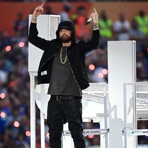 Eminem est devenu grand-père à 52 ans.

L'artiste Eminem se produit lors du spectacle de la mi-temps du Super Bowl LVI, qui oppose les Los Angeles Rams aux Cincinnati Bengals au SoFi Stadium. Los Angeles. Photo par USA Today Sports/SPUS/ABACAPRESS.COM