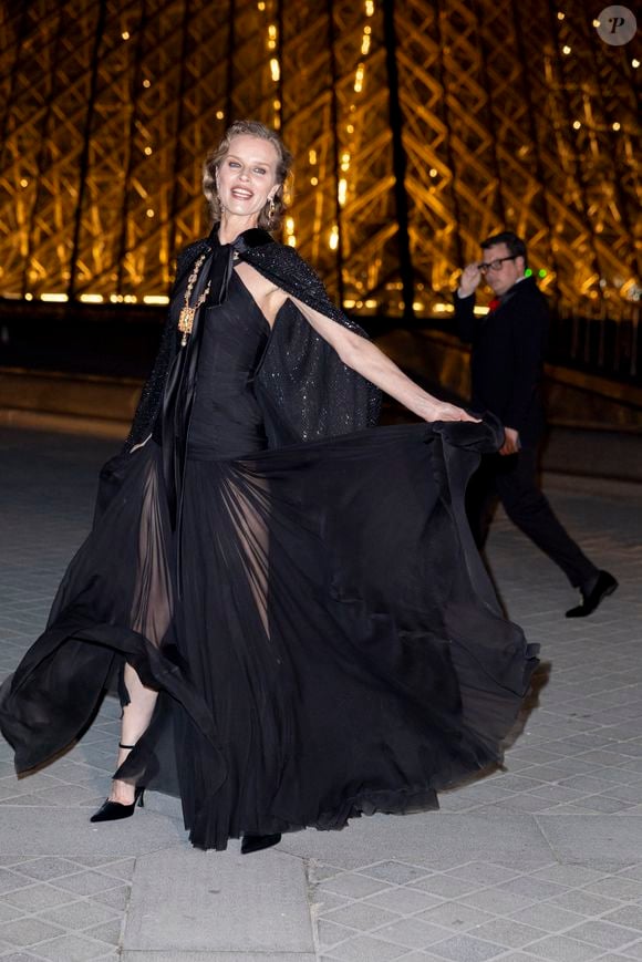 Eva Herzigova - Photo Call du « Le Grand Diner du Louvre « lors de la Fashion Week  à Paris le 5 mars 2025. © Olivier Borde /Bestimage