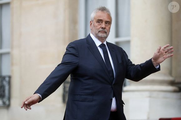 Le cinéaste français Luc Besson - Arrivée des invités au dîner d'Etat en l'honneur du président chinois Xi Jinping et de sa femme la Première Dame Peng Liyuan au palais présidentiel de l'Elysée à Paris, France, le 6 mai 2024. © Stéphane Lemouton / Bestimage