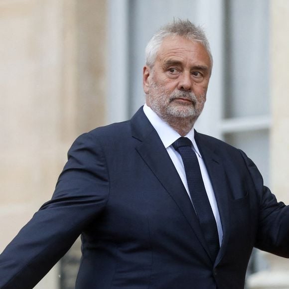 Le cinéaste français Luc Besson - Arrivée des invités au dîner d'Etat en l'honneur du président chinois Xi Jinping et de sa femme la Première Dame Peng Liyuan au palais présidentiel de l'Elysée à Paris, France, le 6 mai 2024. © Stéphane Lemouton / Bestimage