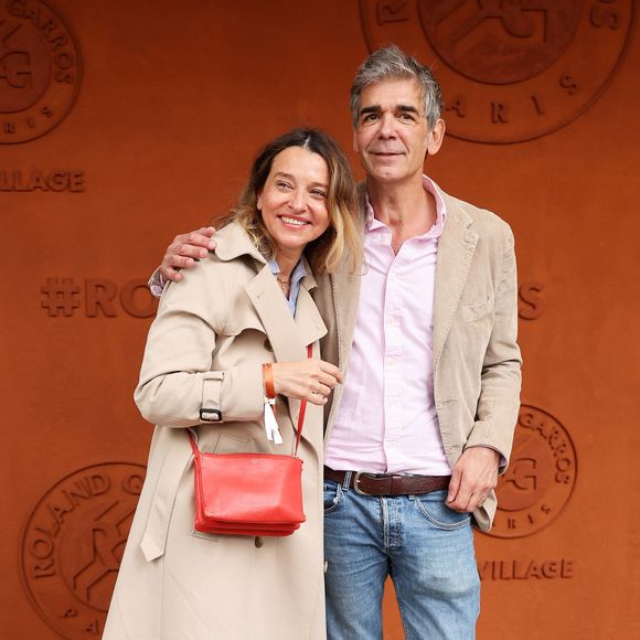 Anaïs Bouton et Xavier de Moulins au photocall du village lors des Internationaux de France de Tennis de Roland Garros 2026, à Paris, France. © Jacovides-Moreau/Bestimage