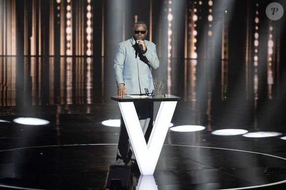 Maitre Gims célèbre après avoir reçu le prix de l'artiste masculin de l'année lors de la 40ème édition des Victoires de la Musique à La Seine Musicale le 14 février 2025 à Boulogne-Billancourt, France. Photo by David NIVIERE/ABACAPRESS.COM
