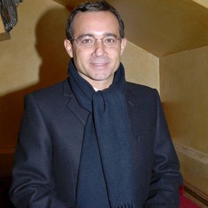 Jean-Luc Delarue arrive à la première de la nouvelle pièce "Jour de Neige", qui s'est tenue au théâtre du Palais des Glaces à Paris, en France, le 30 janvier 2006. Photo de Bruno Klein/Abaca