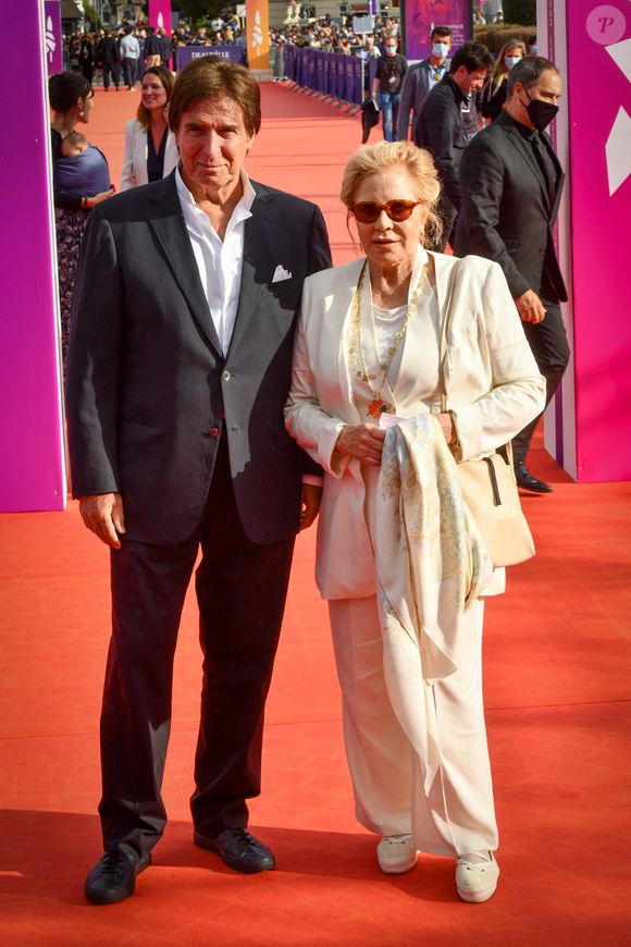 Tony Scotti et Sylvie Vartan assistent à la première de "Les Choses Humaines" et au tapis rouge de la cérémonie de clôture lors du 47ème Festival du Film Américain de Deauville le 11 septembre 2021 à Deauville, France. Photo par Shootpix/ABACAPRESS.COM