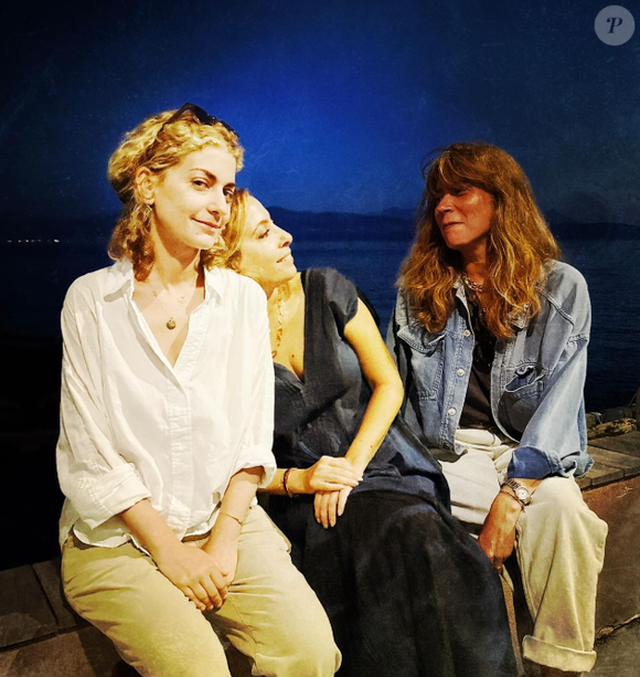 Léa Salamé en vacances en Corse avec famille et amis.