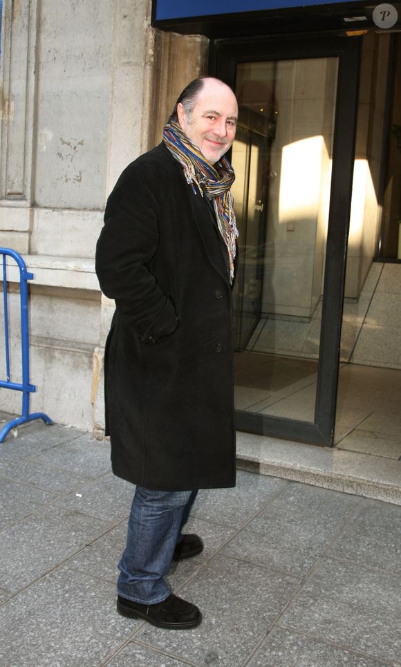 Le chanteur français Michel Delpech se promène à Paris, France, le 14 mars 2007. Photo de Denis Guignebourg/ABACAPRESS.COM