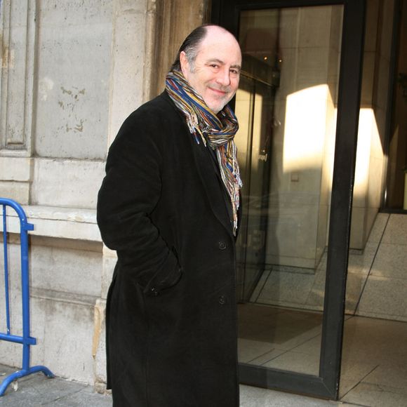 Le chanteur français Michel Delpech se promène à Paris, France, le 14 mars 2007. Photo de Denis Guignebourg/ABACAPRESS.COM
