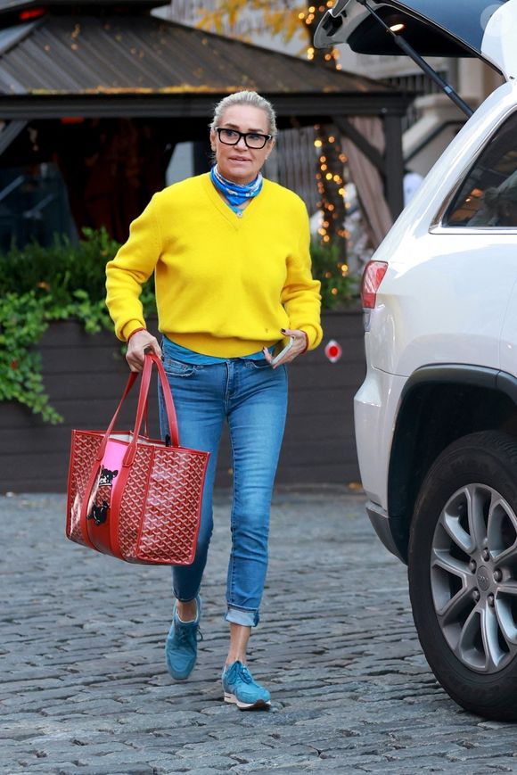 Exclusif - Yolanda Hadid quitte son domicile à New York le 18 octobre 2022. (Backgrid USA / Bestimage).
