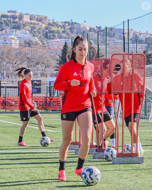 Parmi les nouveaux candidats figure Estelle Laurier, une joueuse de football professionnelle évoluant à l'OGC Nice.

Estelle Laurier, Instagram