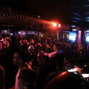 J.Roch a reçu ses amis pour fêter la fermeture de son célèbre club privé, "VIP Room" à Saint-Tropez, après 29 ans d'existence, le 5 avril 2026. Après un dernier week-end de fête, du 3 au 5 avril 2026, le célèbre établissement sera remplacé par le "Lilly's Club".
© Luc Boutria / Nice Matin / Bestimage