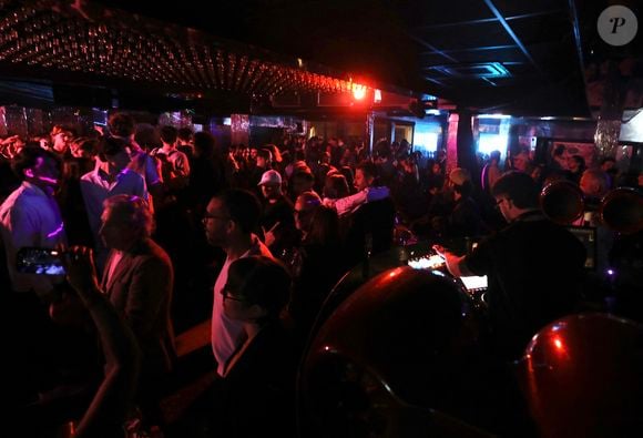 J.Roch a reçu ses amis pour fêter la fermeture de son célèbre club privé, "VIP Room" à Saint-Tropez, après 29 ans d'existence, le 5 avril 2026. Après un dernier week-end de fête, du 3 au 5 avril 2026, le célèbre établissement sera remplacé par le "Lilly's Club".
© Luc Boutria / Nice Matin / Bestimage