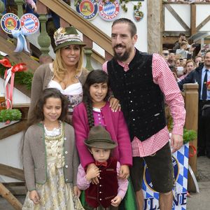 Sous la publication, Wahiba n'a pas caché sa fierté en écrivant simplement : "Fière de toi", un message adressé à sa fille, qui multiplie les projets dans l'univers de la mode.

Franck Ribery célèbre la fête de la bière "Oktoberfest" avec sa femme Wahiba et ses enfants Salif, Shakinez et Hizya à Munich en Allemagne le 5 octobre 2014. API / BESTIMAGE