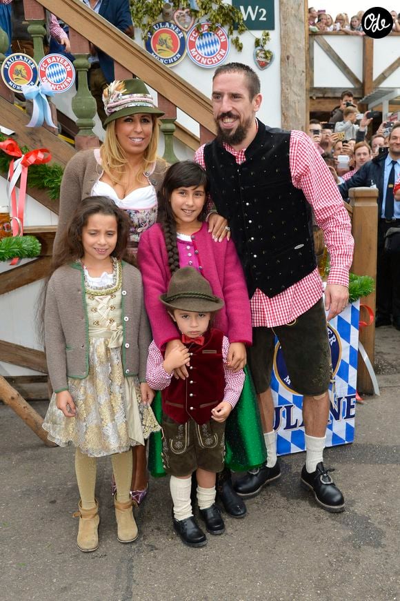 Sous la publication, Wahiba n'a pas caché sa fierté en écrivant simplement : "Fière de toi", un message adressé à sa fille, qui multiplie les projets dans l'univers de la mode.

Franck Ribery célèbre la fête de la bière "Oktoberfest" avec sa femme Wahiba et ses enfants Salif, Shakinez et Hizya à Munich en Allemagne le 5 octobre 2014. API / BESTIMAGE