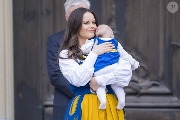 Preuve qu'elle fait déjà tout comme sa maman 
La princesse Sofia "Hellqvist" de Suède et sa fille la princesse Ines lors de l'"Open Castle Day” dans le cadre de la fête nationale de Suède à Stockholm le 6 juin 2025  Dana Press / Bestimage