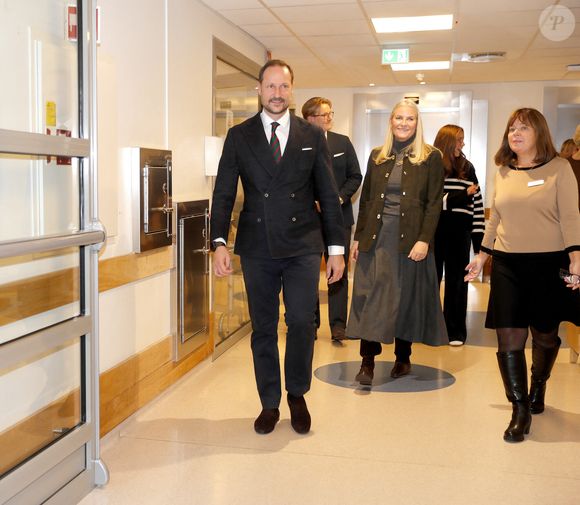 Le prince Haakon de Norvège, le prince Sverre Magnus de Norvège, la princesse Mette Marit de Norvège, en visite dans une maison de retraite à Oslo le 17 décembre 2025.

Action Press / Bestimage