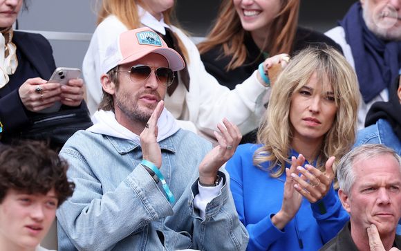 Philippe Lacheau et Elodie Fontan dans les tribunes lors des Internationaux de France de Tennis de Roland Garros 2025, à Paris, France, le 27 mai 2025. © Jacovides-Moreau/Bestimage