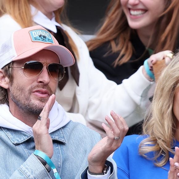 Philippe Lacheau et Elodie Fontan dans les tribunes lors des Internationaux de France de Tennis de Roland Garros 2025, à Paris, France, le 27 mai 2025. © Jacovides-Moreau/Bestimage
