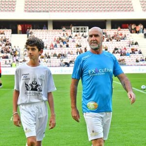Son fils Emir suit déjà ses traces sportives en ayant intégré un club lisboète historique.


Eric Cantona et son fils Emir - Match des Légendes, la rencontre qui mêle le football et le rugby au profit de l'association de P. Olmeta (ancien gardien de but et co-fondateur de l'association), "Un sourire, un espoir pour la vie" s'est déroulé à Nice à l'Allianz Riviera, le 26 septembre 2022. L'association de P. Olmetta est engagée en faveur des enfants atteints de cancer ou de maladie orpheline. © Bruno Bebert/Bestimage