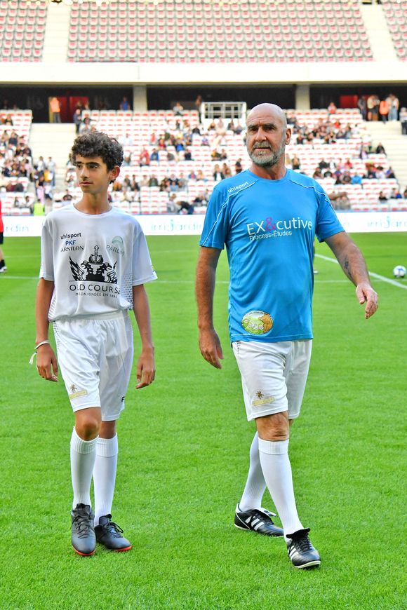 Son fils Emir suit déjà ses traces sportives en ayant intégré un club lisboète historique.


Eric Cantona et son fils Emir - Match des Légendes, la rencontre qui mêle le football et le rugby au profit de l'association de P. Olmeta (ancien gardien de but et co-fondateur de l'association), "Un sourire, un espoir pour la vie" s'est déroulé à Nice à l'Allianz Riviera, le 26 septembre 2022. L'association de P. Olmetta est engagée en faveur des enfants atteints de cancer ou de maladie orpheline. © Bruno Bebert/Bestimage