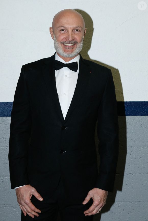 Grâce à cet élan de soutien, l’ancien champion du monde poursuit la compétition.

Exclusif -  Frank Leboeuf - Backstage - Enregistrement de l'émission "La boîte à secrets 16", présentée par F.Bollaert et diffusée le 10 mars sur France 3
© Christophe Clovis / Bestimage
Pour cette nouvelle émission de La boîte à secrets, F.Bollaert accueille G.Lenorman, Zaz, F.Huster pour une soirée toujours plus festive et émouvante.
Chaque invité a le plaisir de découvrir des surprises réalisées sur mesure avec la complicité de ses proches. Alors, préparez- vous à découvrir des archives personnelles de nos invités, tenter de retrouver l’identité d’un invité mystère et des images exclusives tournées avec l’entourage des invités...
Joies, émotions, fous rires, retrouvailles et révélations seront au menu de votre soirée. Faustine vous invite à faire la fête et, attention, vous n’êtes pas au bout de vos surprises !