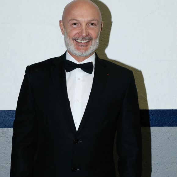 Grâce à cet élan de soutien, l’ancien champion du monde poursuit la compétition.

Exclusif -  Frank Leboeuf - Backstage - Enregistrement de l'émission "La boîte à secrets 16", présentée par F.Bollaert et diffusée le 10 mars sur France 3
© Christophe Clovis / Bestimage
Pour cette nouvelle émission de La boîte à secrets, F.Bollaert accueille G.Lenorman, Zaz, F.Huster pour une soirée toujours plus festive et émouvante.
Chaque invité a le plaisir de découvrir des surprises réalisées sur mesure avec la complicité de ses proches. Alors, préparez- vous à découvrir des archives personnelles de nos invités, tenter de retrouver l’identité d’un invité mystère et des images exclusives tournées avec l’entourage des invités...
Joies, émotions, fous rires, retrouvailles et révélations seront au menu de votre soirée. Faustine vous invite à faire la fête et, attention, vous n’êtes pas au bout de vos surprises !
