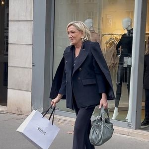 Exclusif - Marine Le Pen s'est accordée une pause shopping chez Wolford (lingerie) à Paris le 6 novembre 2024. Cette sortie lui redonne le sourire, en marge du procès des assistants du RN . Si elle devait être condamnée pour un emploi fictif de l’année 2017, sa peine d’inéligibilité de 5 ans serait automatique à compter du délibéré du tribunal, au printemps prochain…
En attendant, la député du Pas-de-Calais, prend soin de sa féminité dans cette boutique de lingerie. C'est bon pour le moral et il lui en faudra pour affronter les questions du tribunal.