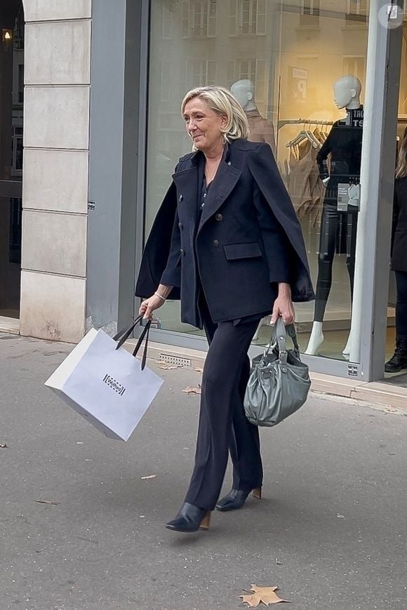 Exclusif - Marine Le Pen s'est accordée une pause shopping chez Wolford (lingerie) à Paris le 6 novembre 2024. Cette sortie lui redonne le sourire, en marge du procès des assistants du RN . Si elle devait être condamnée pour un emploi fictif de l’année 2017, sa peine d’inéligibilité de 5 ans serait automatique à compter du délibéré du tribunal, au printemps prochain…
En attendant, la député du Pas-de-Calais, prend soin de sa féminité dans cette boutique de lingerie. C'est bon pour le moral et il lui en faudra pour affronter les questions du tribunal.