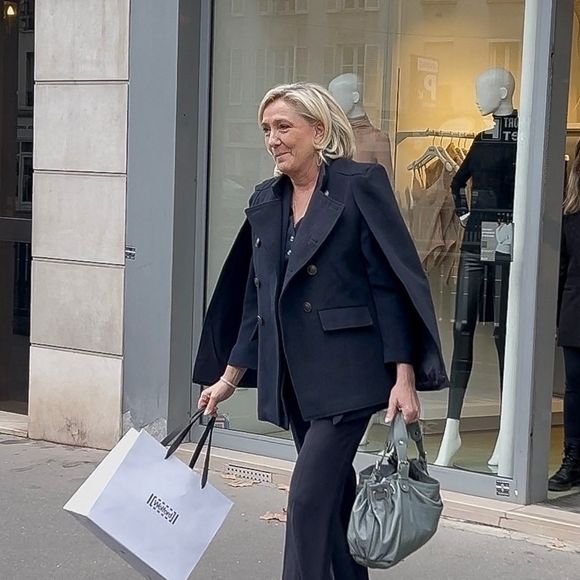 Exclusif - Marine Le Pen s'est accordée une pause shopping chez Wolford (lingerie) à Paris le 6 novembre 2024. Cette sortie lui redonne le sourire, en marge du procès des assistants du RN . Si elle devait être condamnée pour un emploi fictif de l’année 2017, sa peine d’inéligibilité de 5 ans serait automatique à compter du délibéré du tribunal, au printemps prochain…
En attendant, la député du Pas-de-Calais, prend soin de sa féminité dans cette boutique de lingerie. C'est bon pour le moral et il lui en faudra pour affronter les questions du tribunal.