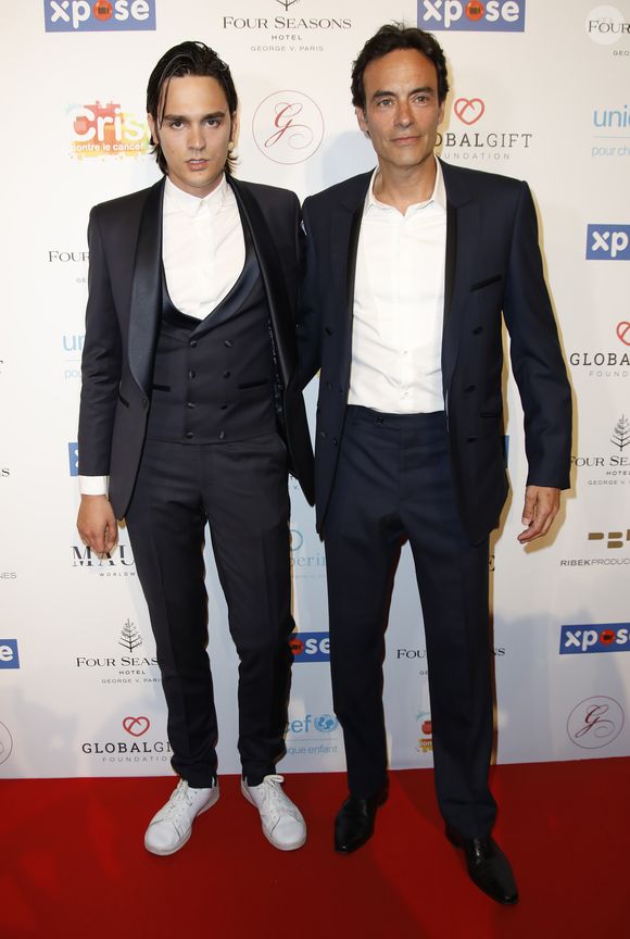 chargés de veiller à l’exécution du testament d’Alain Delon. Me Christophe Ayela, est un des exécuteurs testamentaires de l'icône 

Anthony Delon avec son frère Alain-Fabien Delon au photocall de la 10ème édition du "Global Gift Gala" à l'hôtel Four Seasons George V à Paris, le 3 juin 2019.
© Marc Ausset-Lacroix/Bestimage
