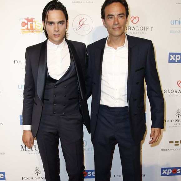 chargés de veiller à l’exécution du testament d’Alain Delon. Me Christophe Ayela, est un des exécuteurs testamentaires de l'icône 

Anthony Delon avec son frère Alain-Fabien Delon au photocall de la 10ème édition du "Global Gift Gala" à l'hôtel Four Seasons George V à Paris, le 3 juin 2019.
© Marc Ausset-Lacroix/Bestimage
